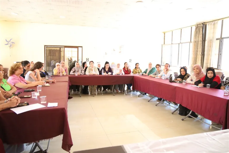 Di destûra Sûriyeyê de misogerkirina mafên jinan hat nirxandin
