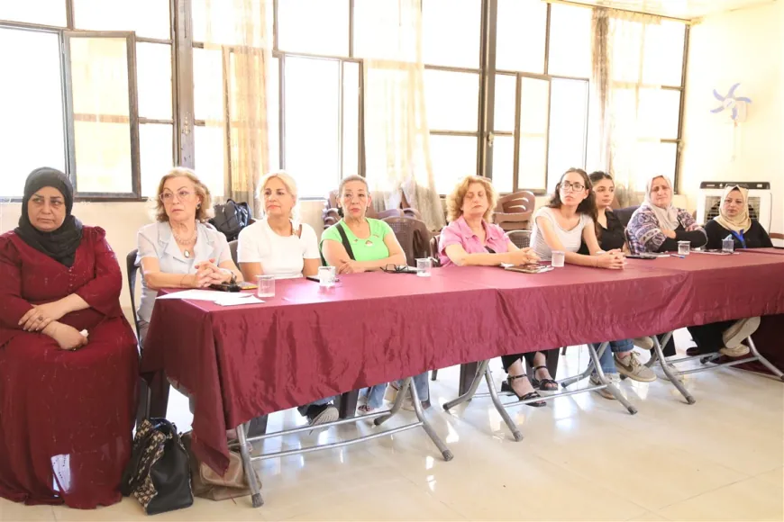 Di destûra Sûriyeyê de misogerkirina mafên jinan hat nirxandin