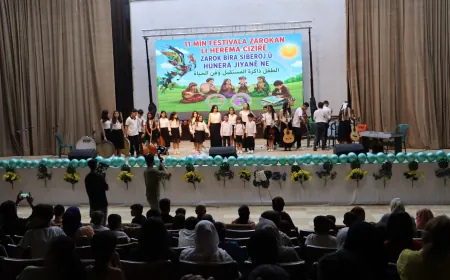 2 xwişk bi stranên xwe tev li Mîhrîcana Zarokan bûne