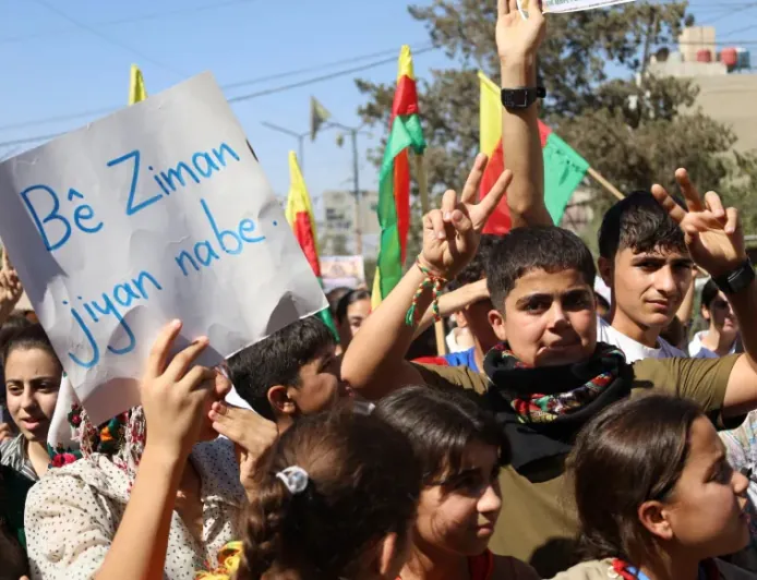 Xwendekarên Qamişloyê: Ji mafê me ye em bi zimanê xwe bixwînin