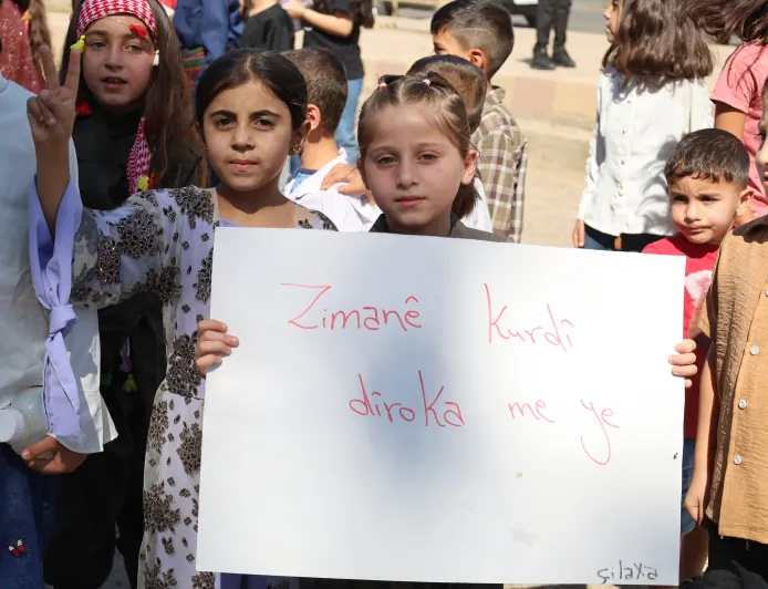 Xwendekarên Çilaxayê daxwaza fêrbûna bi zimanê kurdî dikin