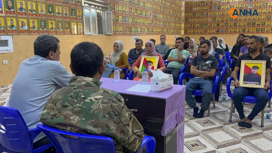 Mezlûm Ebdî bi malbatên şehîdên girtîgeha Kobanê re hevdîtin kir
