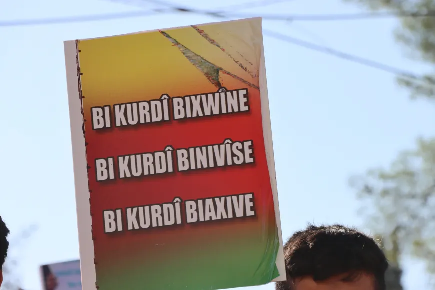  Xwendekaran li dijî kêmkirina dersên zimanê Kurdî çalakî li dar xistin