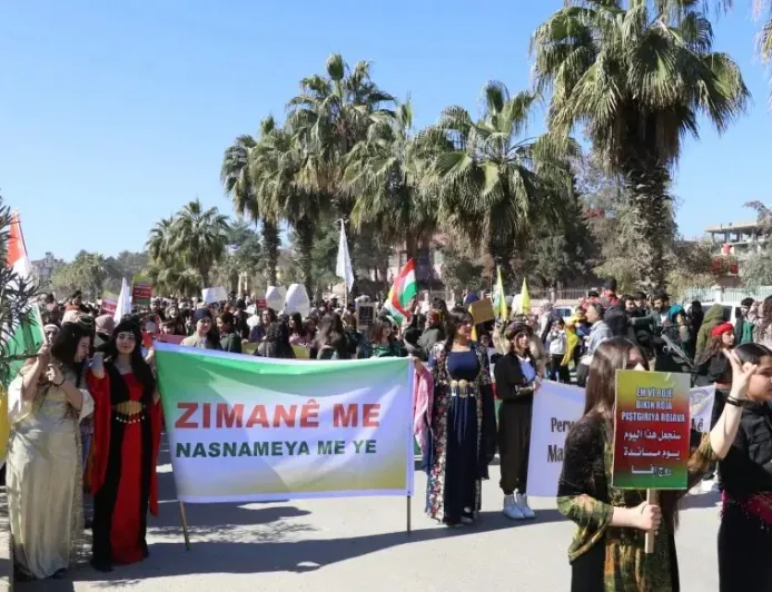Parêzer: Naskirina destûrî mafên zimanî û çandî garantî dike