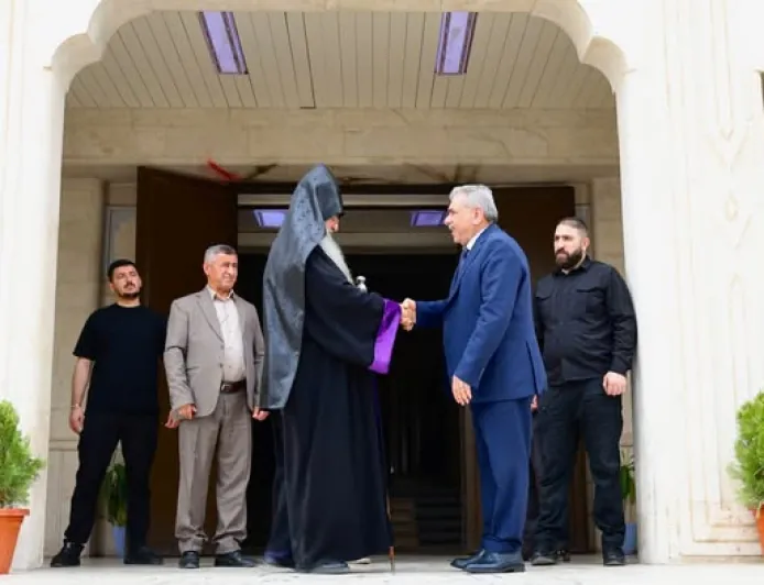 Parêzgarê Hesekê bi Metranê Ortodoks ê Ermenî yê Helebê civiya