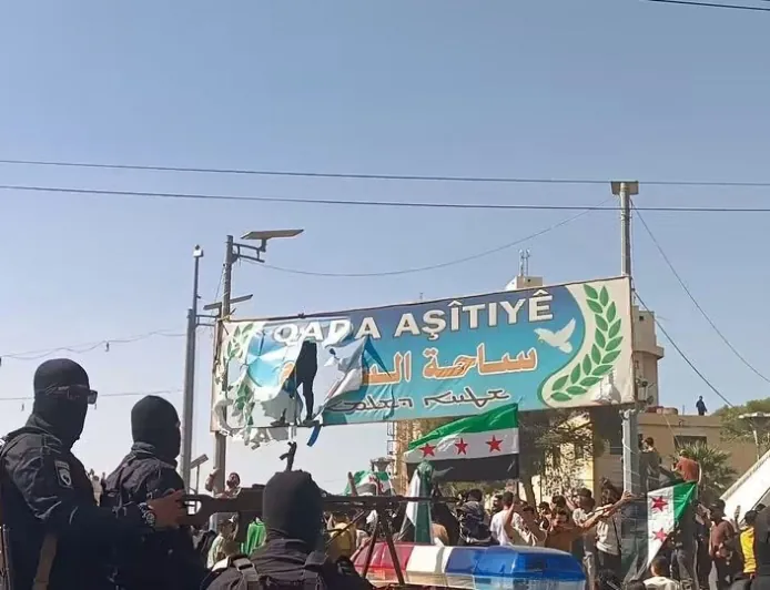 Beriya merasîmê rakirina ala Sûriyeyê li Hesekê tevlihevî derket