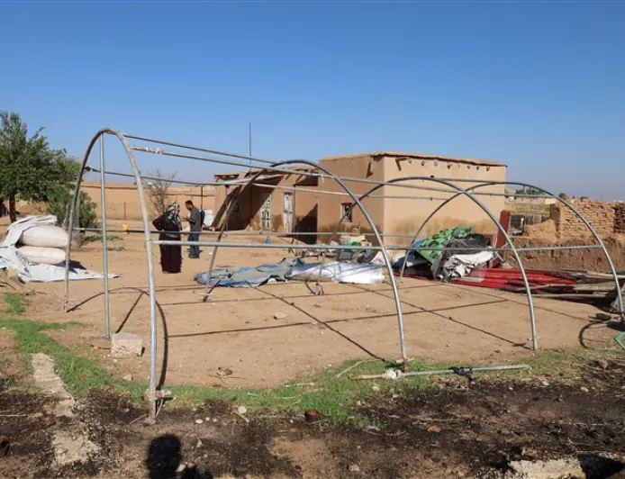 Koçberên vegeriyayî kon li ber malên xwe vedane