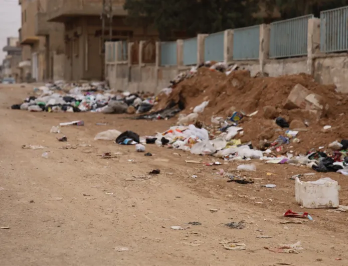Li taxên Hesekê ji ber kêmbûna sotemenî û wesayîtan çop kom bûye