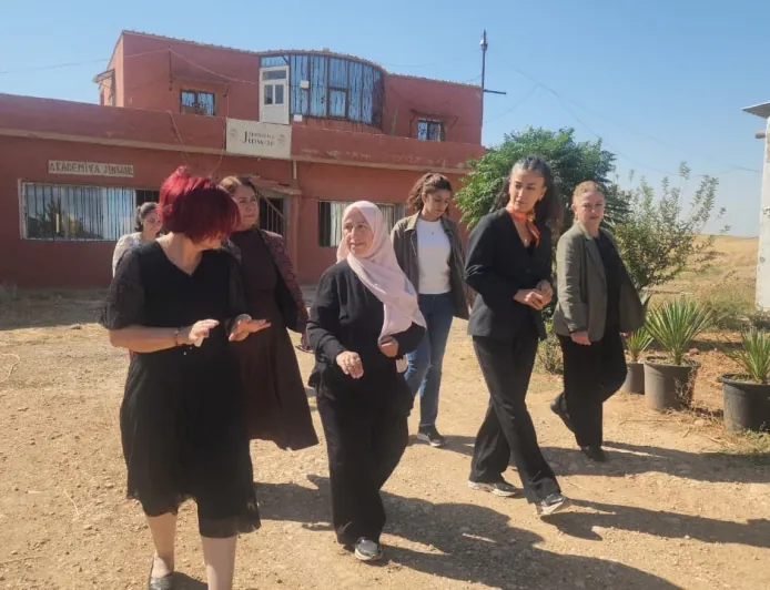 Şandeya Bakurê Kurdistanê serdana Jinwar kir