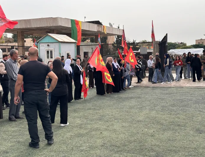 Ji bo merasîma 26 şehîdan şêniyên Cizîrê li Qamişlo kom bûn