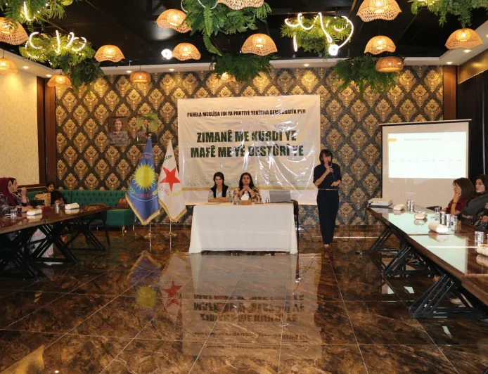 Komcivîna jinan: Divê zimanê kurdî têkeve destûrê