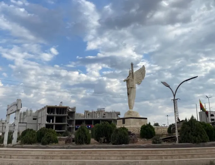 Li Kobanê  ji bo bîranîna 68 şehîdan kon vedan û şîn girtin