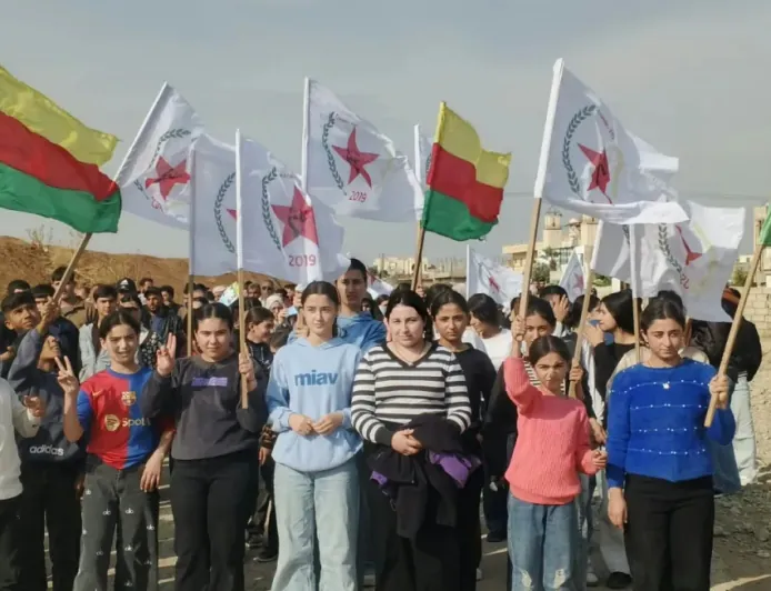  Xwendekar, ciwan û şêniyên Zirganê daxwaza naskirina destûrî ya zimanê kurdî kir