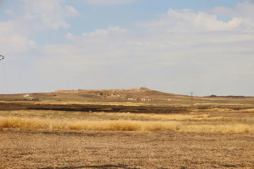 Baregeheke Tirkiyeyê li gundekî Til Temirê rê nade şênî derbasî gundê xwe bibin