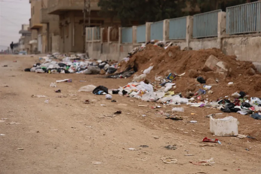 Li taxên Hesekê ji ber kêmbûna sotemenî û wesayîtan çop kom bûye