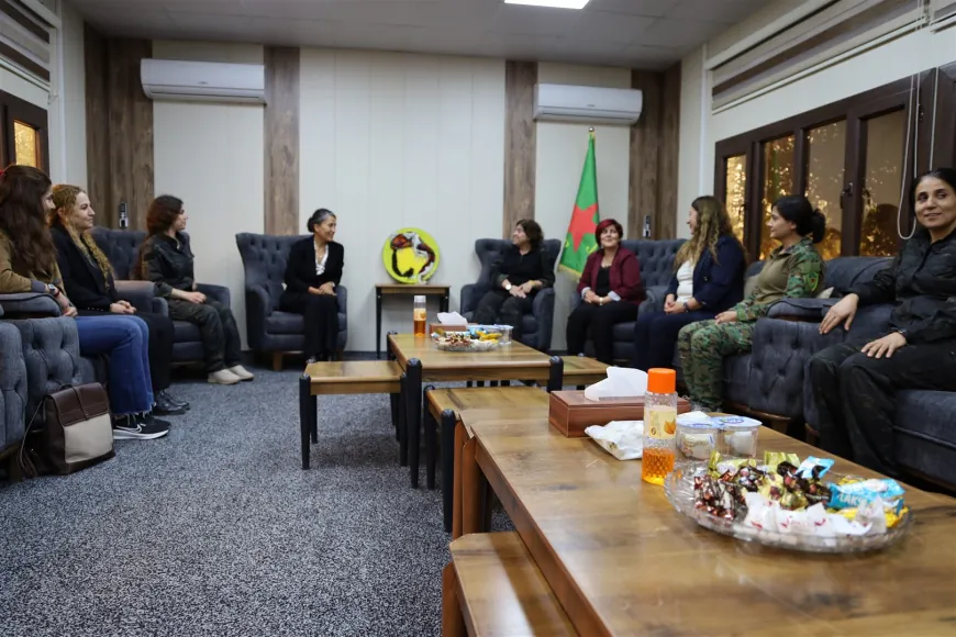Şandeya ji Bakurê Kurdistanê serdana saziyên Hesekê û YPJ’ê kir