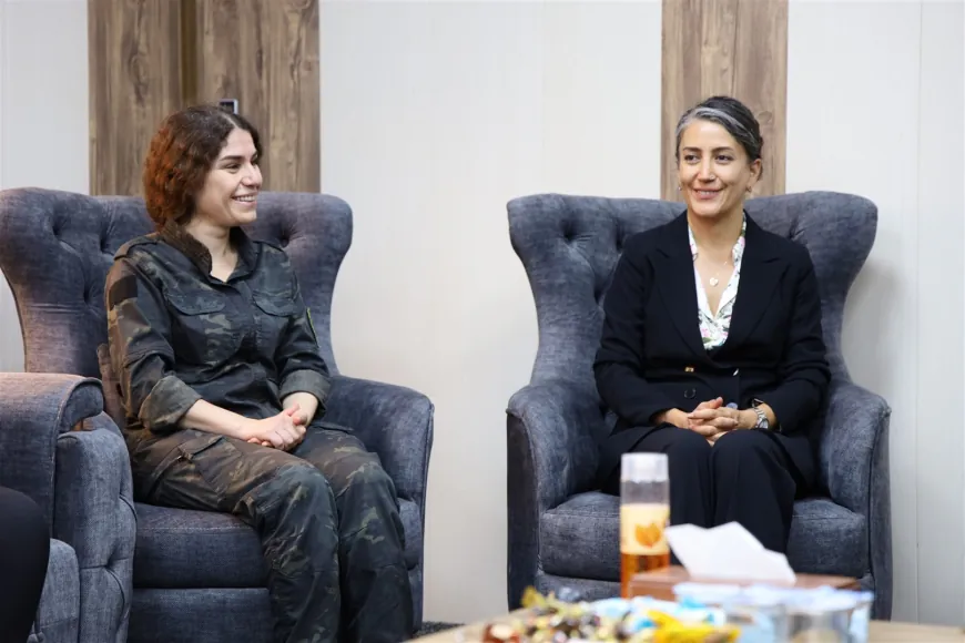 Şandeya ji Bakurê Kurdistanê serdana saziyên Hesekê û YPJ’ê kir