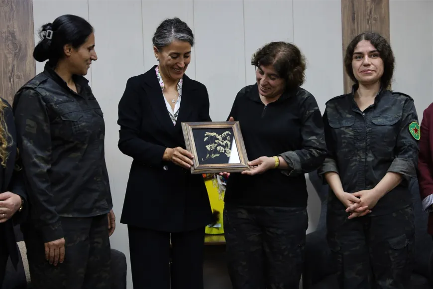 Şandeya ji Bakurê Kurdistanê serdana saziyên Hesekê û YPJ’ê kir