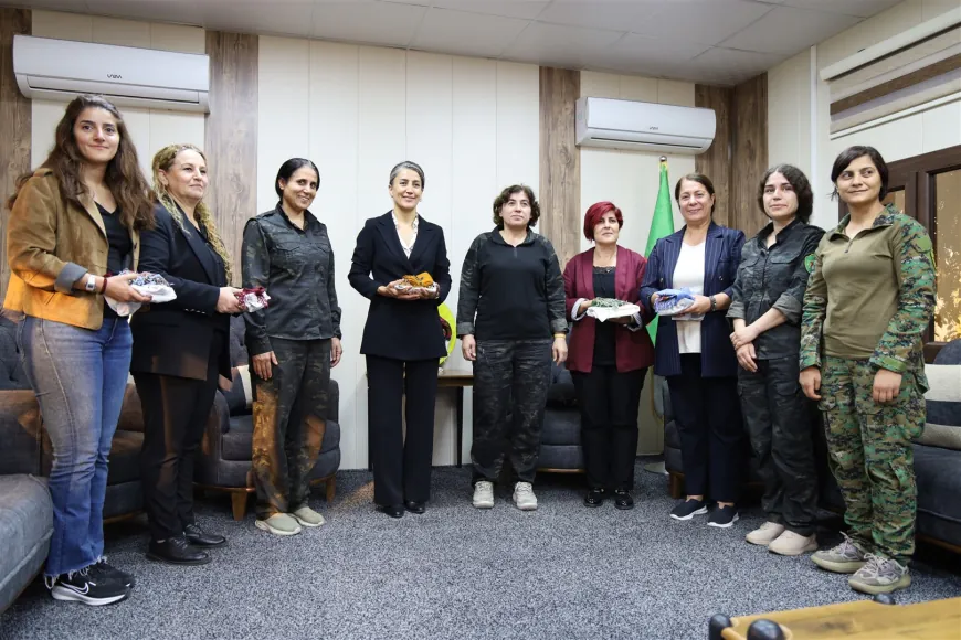 Şandeya ji Bakurê Kurdistanê serdana saziyên Hesekê û YPJ’ê kir