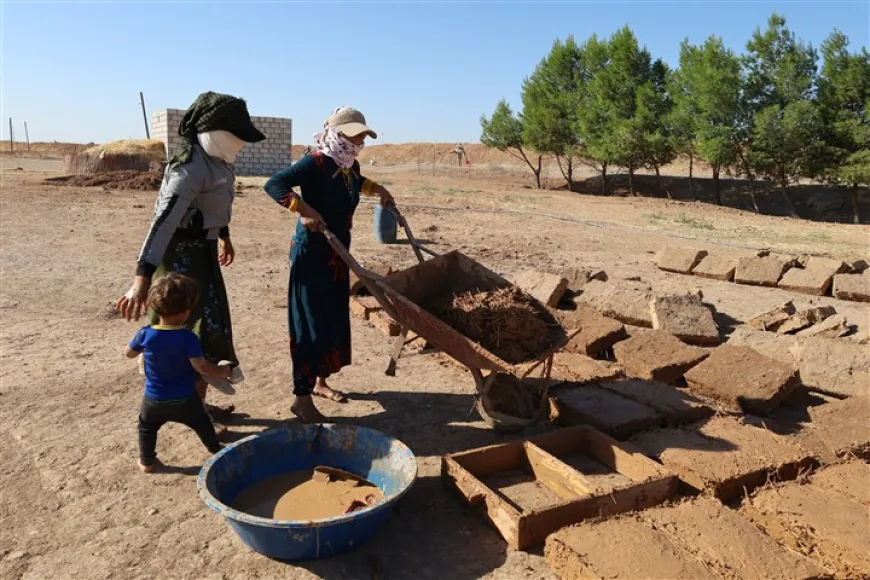 Jinên li gundewarên Til Temirê malên xwe yên wêrankirî bi destên xwe çêdikin