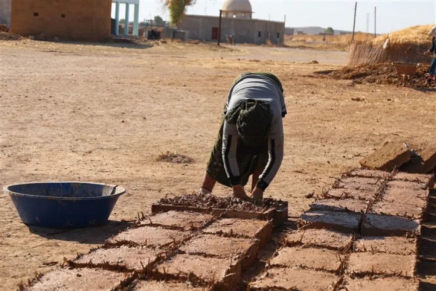 Jinên li gundewarên Til Temirê malên xwe yên wêrankirî bi destên xwe çêdikin