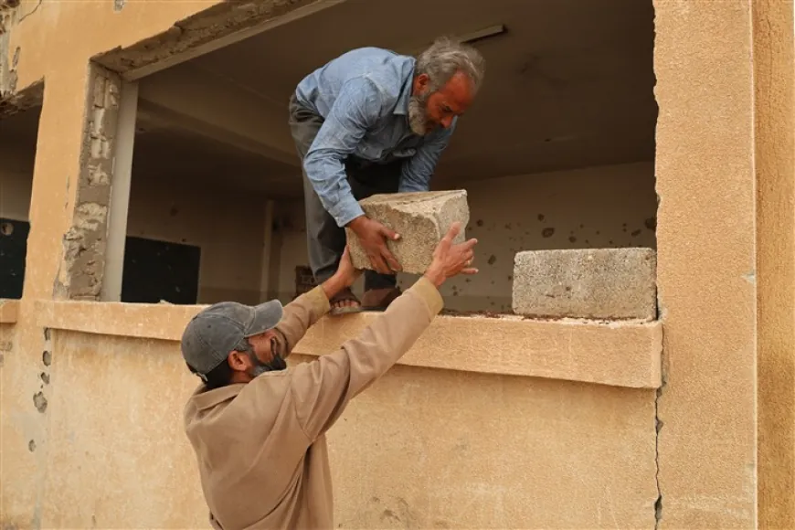 Koçberên vegeriyayî dibistana xwe temîr dikin