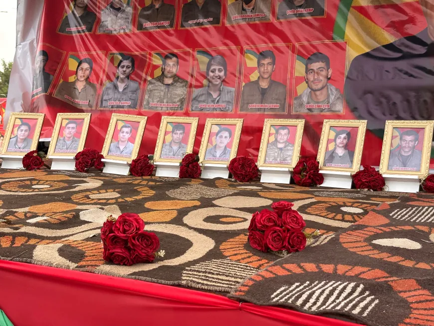 Ji bo merasîma 26 şehîdan şêniyên Cizîrê li Qamişlo kom bûn