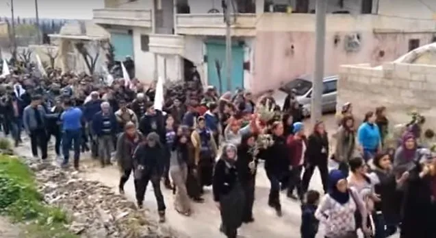 Gelê Efrînê di bin topan de li Cindirêsê meşiyan