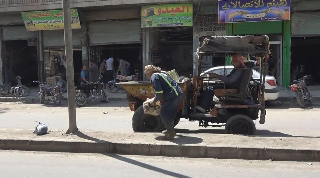 На фоне равнодушия местного населения рабочие пытаются очистить город