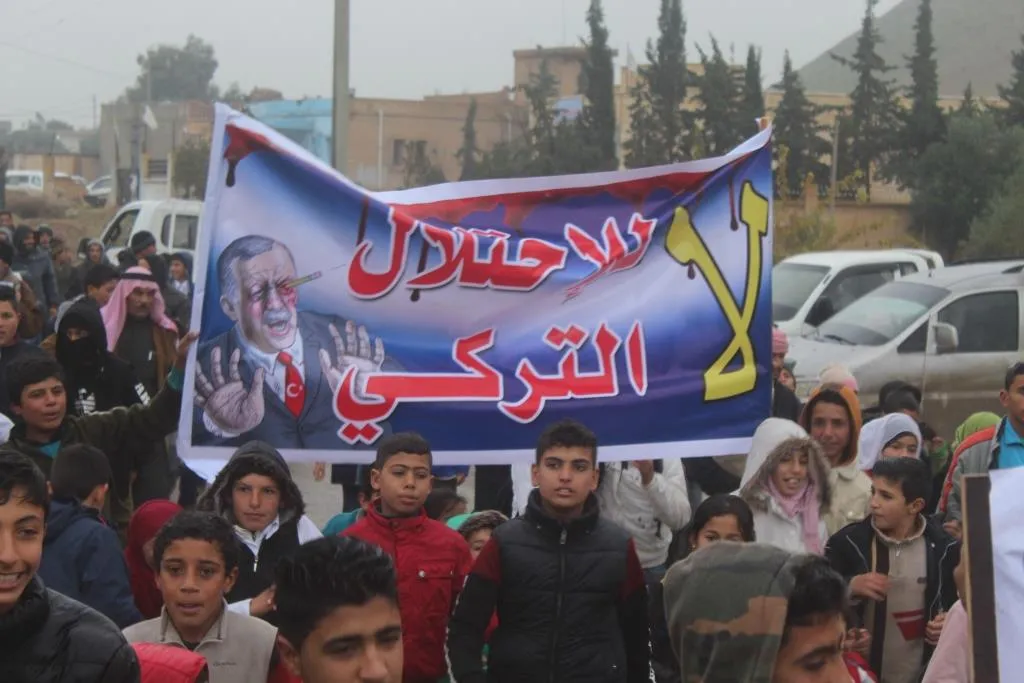 Акция протеста жителей Ракки под лозунгом «Нет турецкой оккупации»