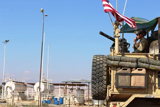 Американские военные патрулируют нефтяные объекты в сельской местности Тырба-Спи