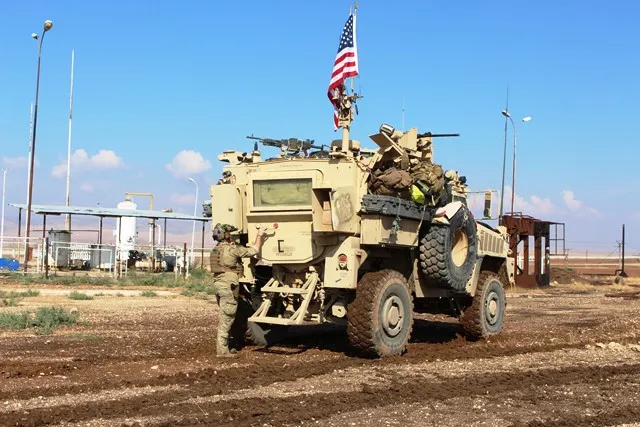 Американские военные патрулируют нефтяные объекты в сельской местности Тырба-Спи