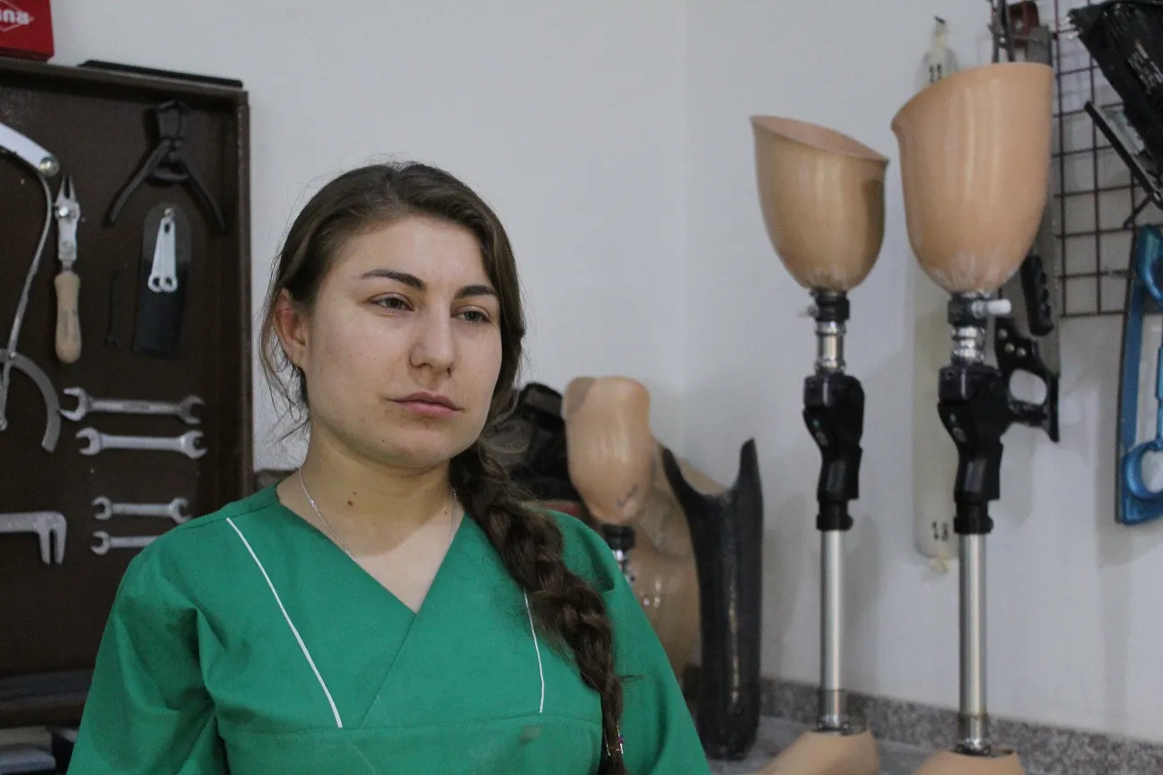 "Нежбир, сама будучи раненной, подымает дух и внушает надежду другим"