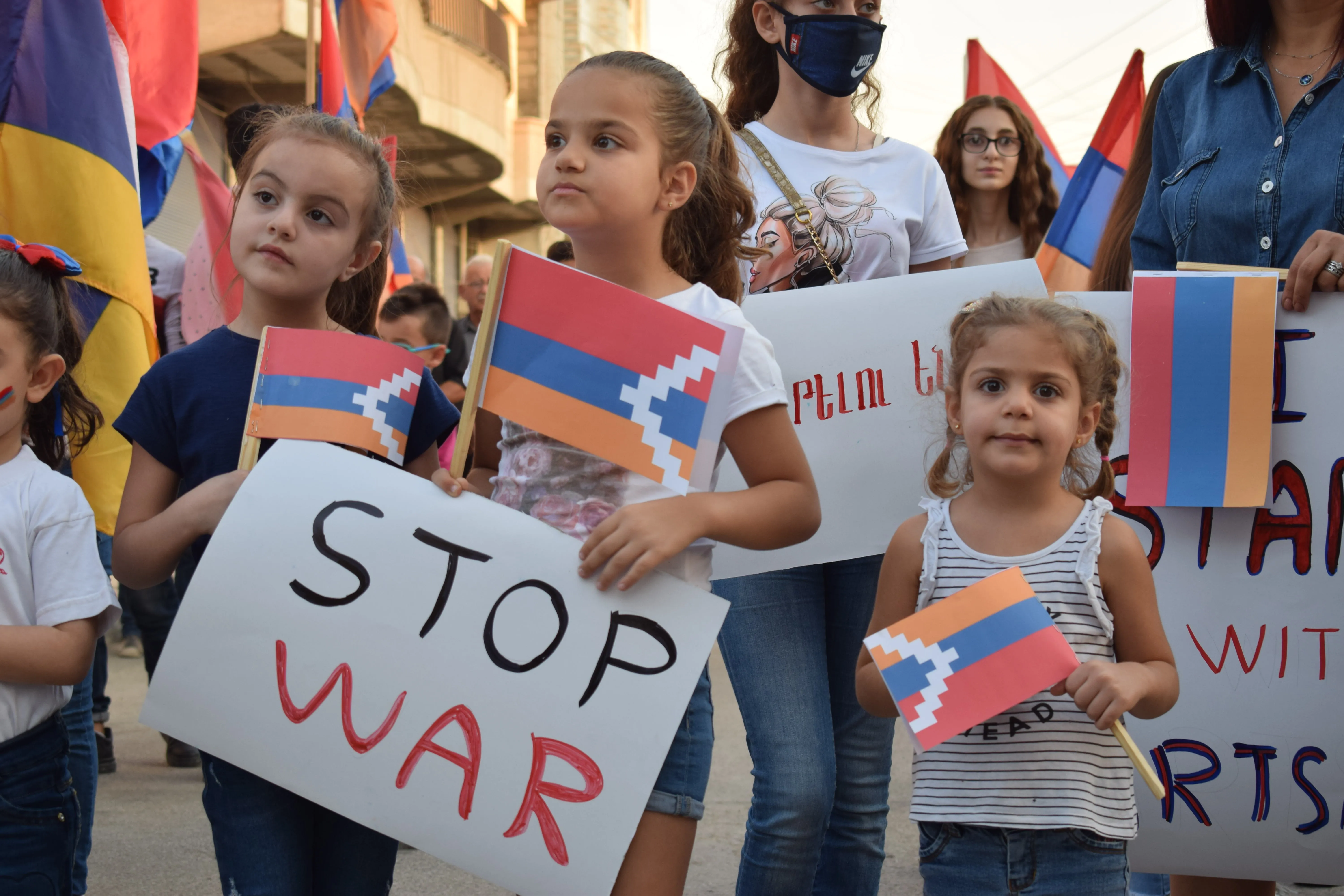 Армяне Камышло провели протест против нападения на Карабах