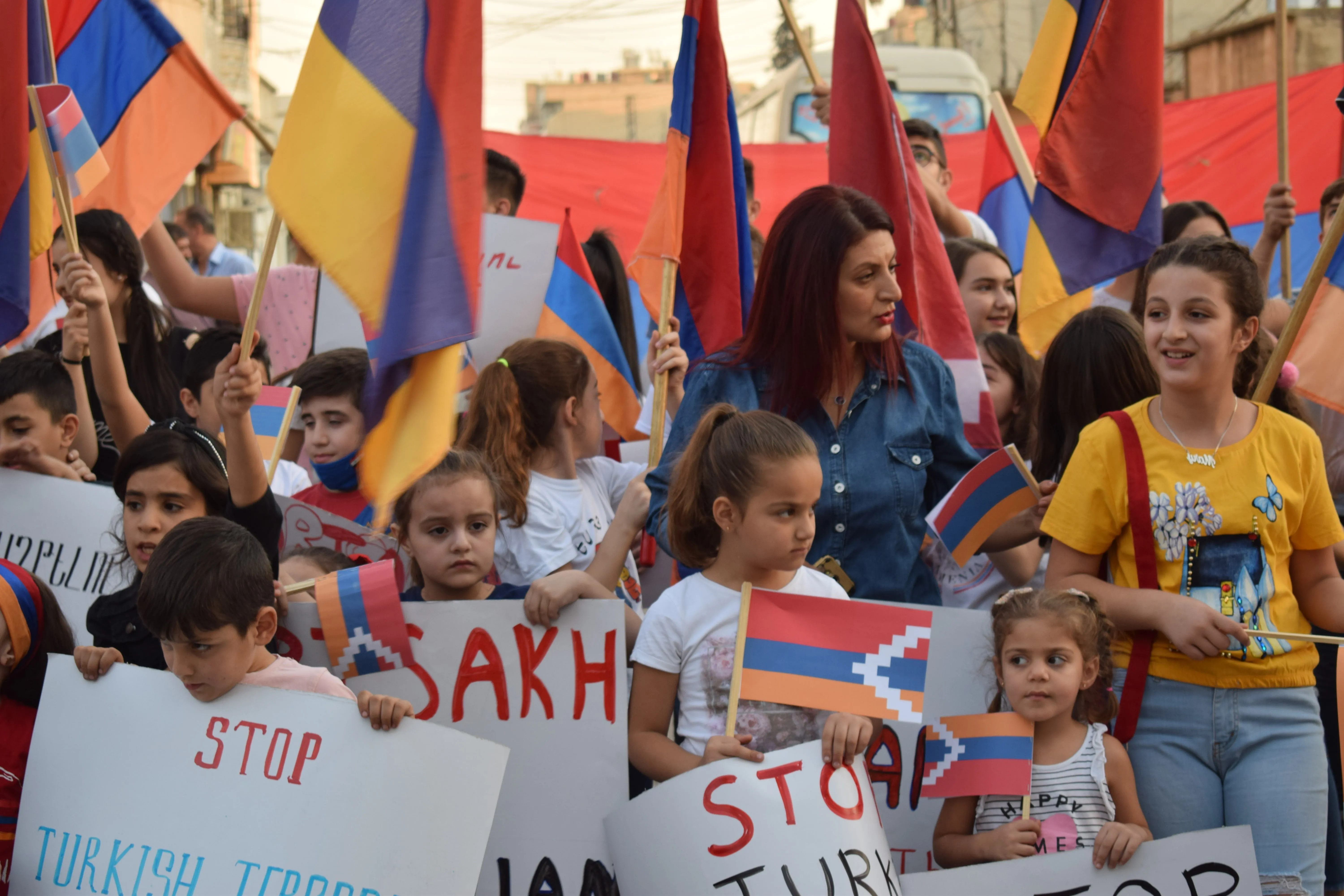 Армяне Камышло провели протест против нападения на Карабах