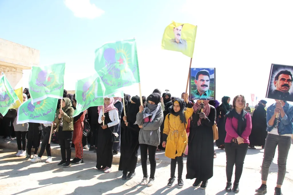 Жители Манбиджа требуют прояснить информацию о состоянии здоровья лидера Оджалана