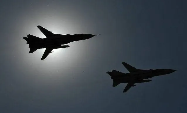​​​​​​​Российские военные самолеты бомбят объекты ИГИЛ в пустыне
