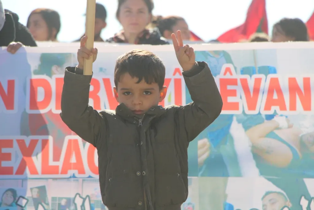 Сотни жителей Кобане осудили нападения Турции