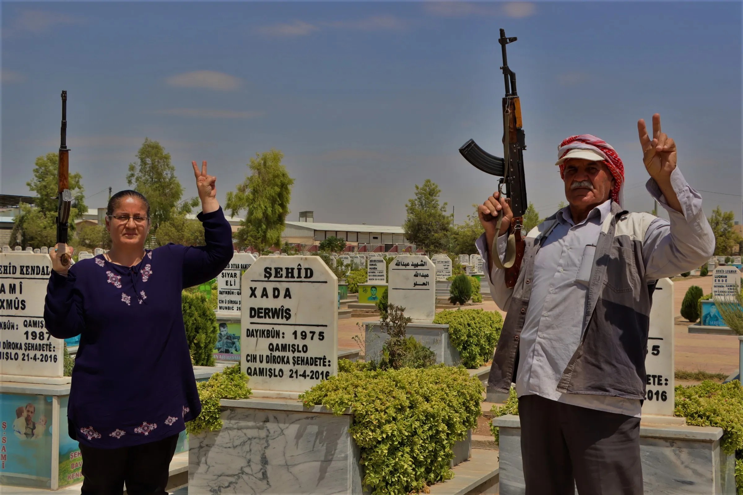 Семьи погибших проходят обучение обращению с оружием против нападений