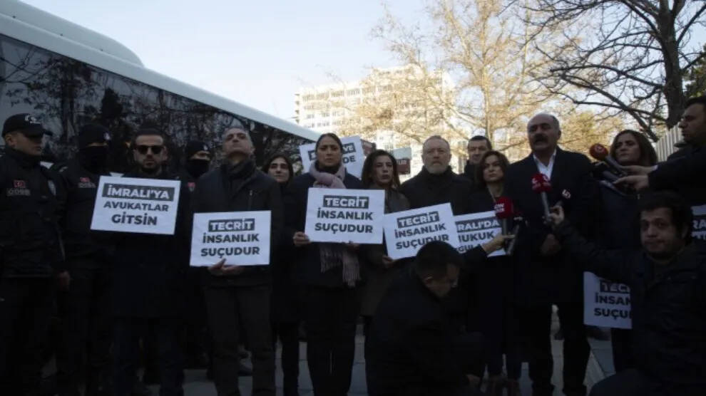 ​​​​​​​​​​​​​​​​​​​​Протест депутатов ДПН перед зданием Министерства юстиции против изоляции лидера Оджалана