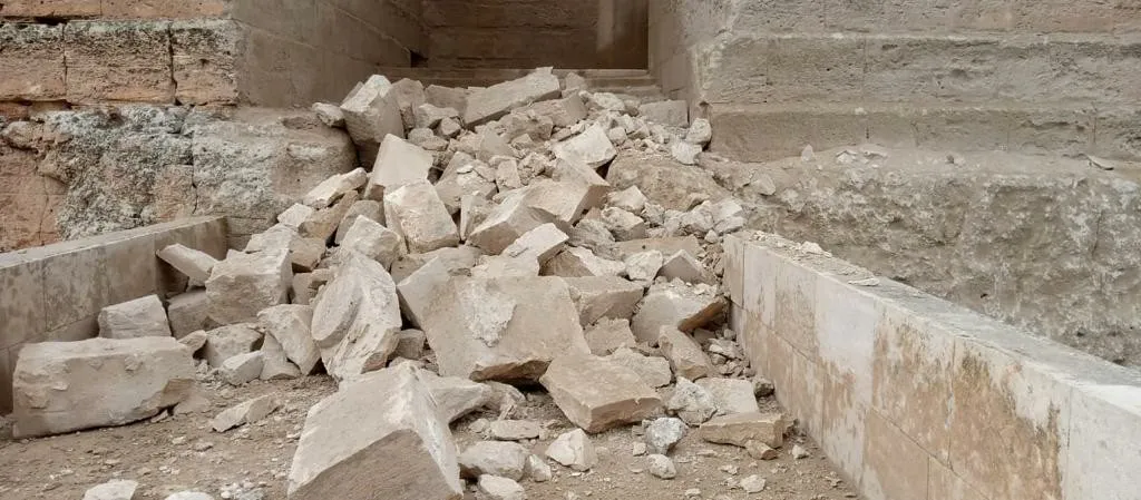 Повреждение в историческом замке Неджим