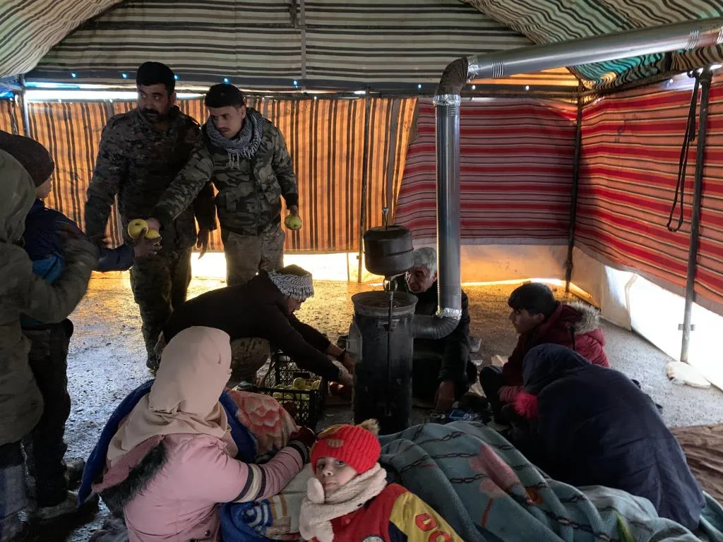 Военный совет Манбиджа предоставляет гуманитарную помощь пострадавшим от землетрясения