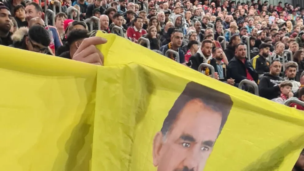 Портреты лидера Абдуллы Оджалана подняли во время матча Манчестер Юнайтед с Галатасараем