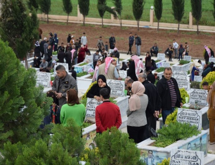 Тысячи людей посетили кладбища по случаю праздника Ид аль-Фитр