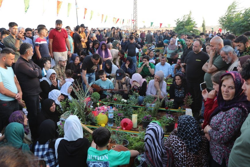 Жители северо-восточной Сирии посетили места захоронения павших героев в праздник Ид аль-Адха