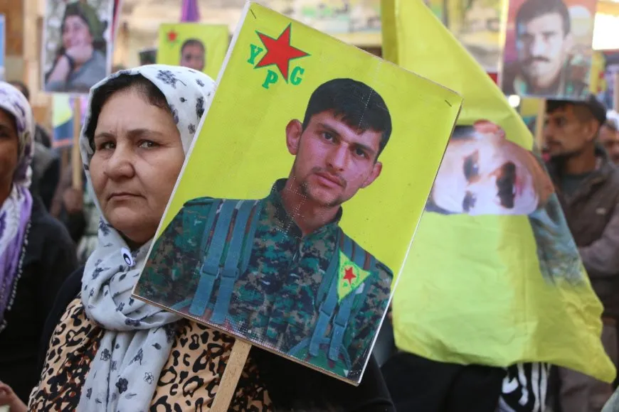  Они пообещали оставаться на площадях до тех пор, пока не прекратятся нападения и не будет достигнута физическая свобода лидера