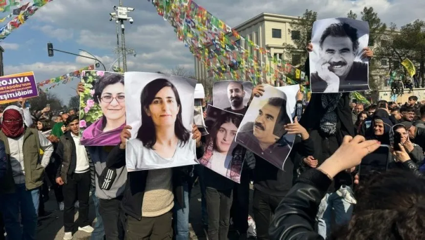 На митинге в Амеде люди несли портреты лидера Абдуллы Оджалана