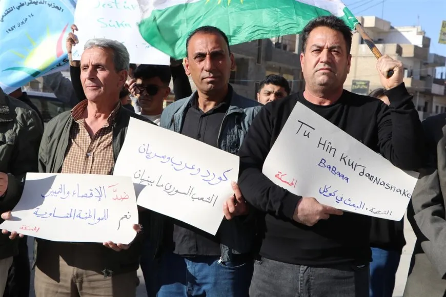 Протестующие в Хасаке выступают против новой конституции