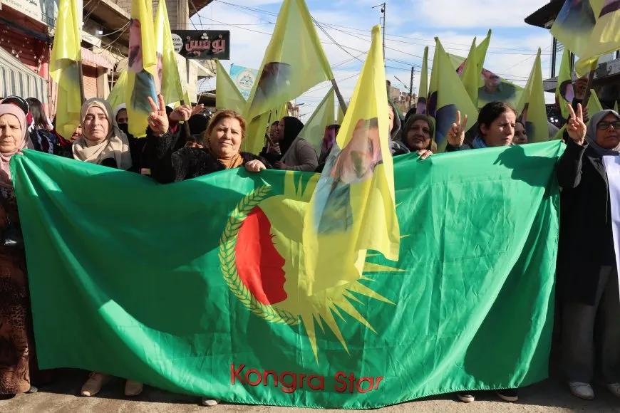В Камышло начался массовый митинг в поддержку лидера Оджалана