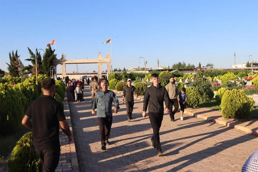 Жители городов Джазера и Кобани отмечают Курбан Байрам, посещая кладбища погибших героев